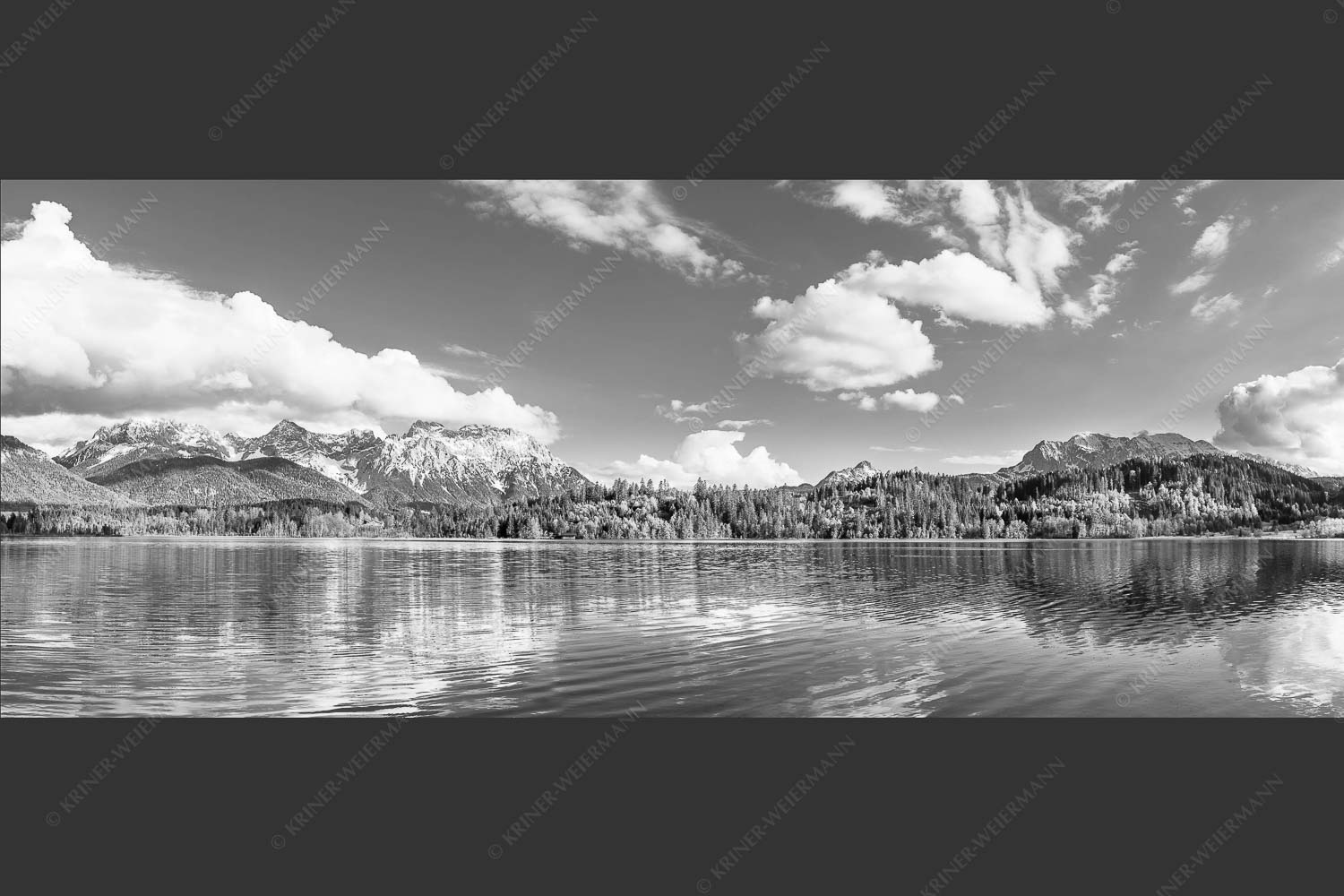 Blick über den Barmsee zum Karwendel- und Wettersteingebirge - Barmsee I 2,5:1 sw -- Karwendel und Wetterstein - mehr Infos bei www.Kriner-Weiermann.de