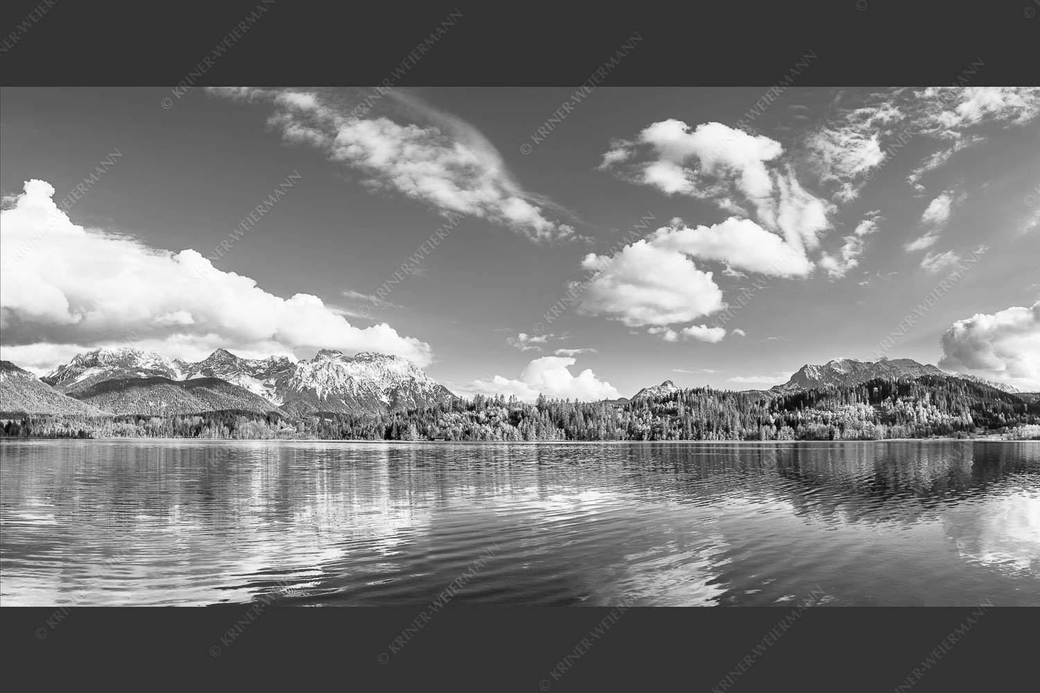 Blick über den Barmsee zum Karwendel- und Wettersteingebirge - Barmsee I 2:1 sw -- Karwendel und Wetterstein - mehr Infos bei www.Kriner-Weiermann.de