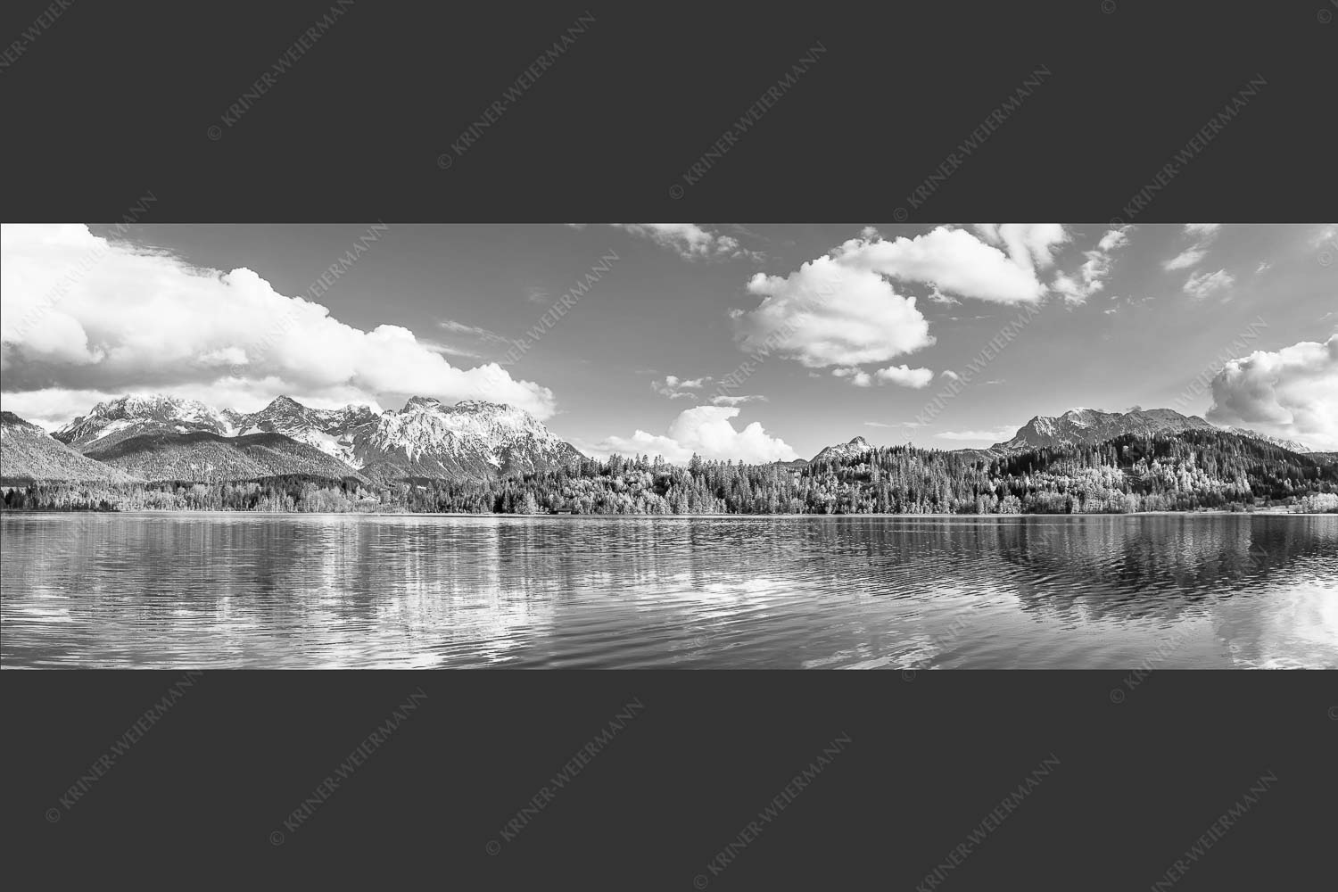 Blick über den Barmsee zum Karwendel- und Wettersteingebirge - Barmsee I 3:1 sw -- Karwendel und Wetterstein - mehr Infos bei www.Kriner-Weiermann.de