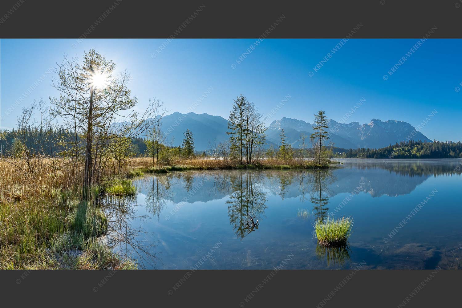 Blick über Barmsee zum Soiern- und Karwendelgebirge - Barmsee mit Karwendel 2:1  -- Spiegelung im Barmsee - mehr Infos bei www.Kriner-Weiermann.de
