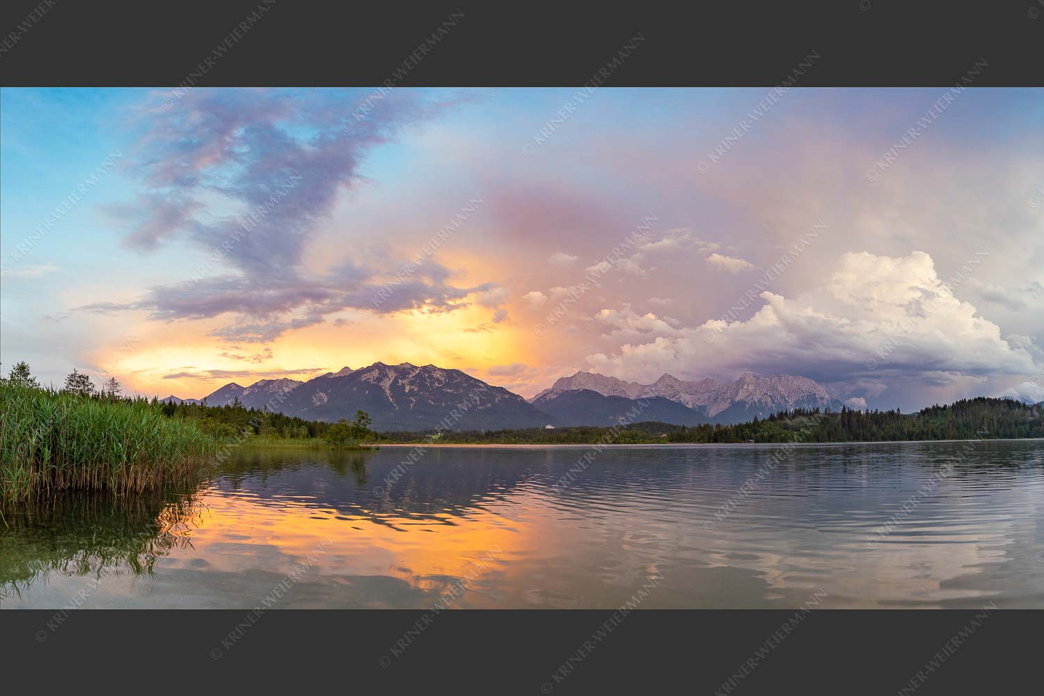 Blick übern Barmsee ins Gewitter im Soiern- und Karwendelgebirge - Barmseestimmung 2:1  -- Wolkenstimmung über Karwendel - mehr Infos bei www.Kriner-Weiermann.de