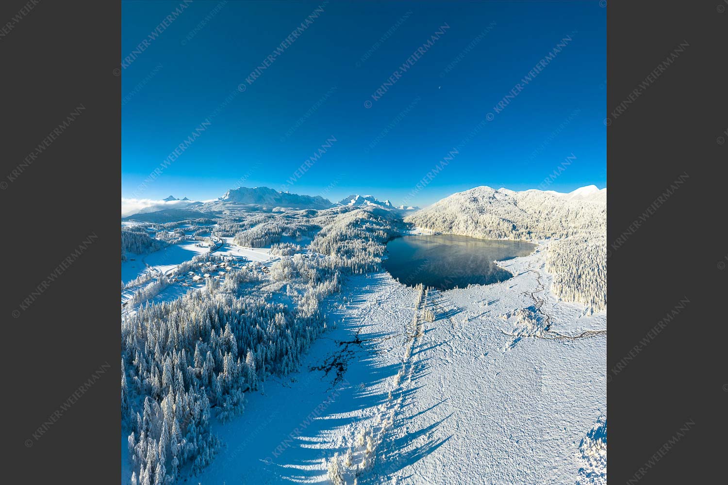 Blick über den Barmsee zum Wetterstein und Estergebirge - Barmseewinter II 1:1  -- Winterlicher Barmsee - mehr Infos bei www.Kriner-Weiermann.de