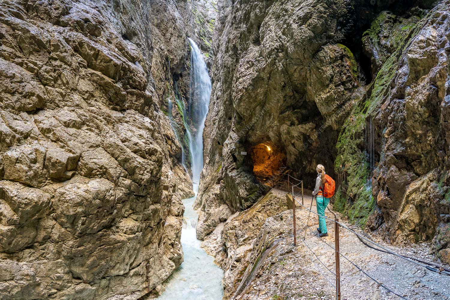 Wasserfall in der Höllentalklamm - Beeindruckende Klamm 3:2  -- Wanderung in die Höllentalklamm - mehr Infos bei www.Kriner-Weiermann.de