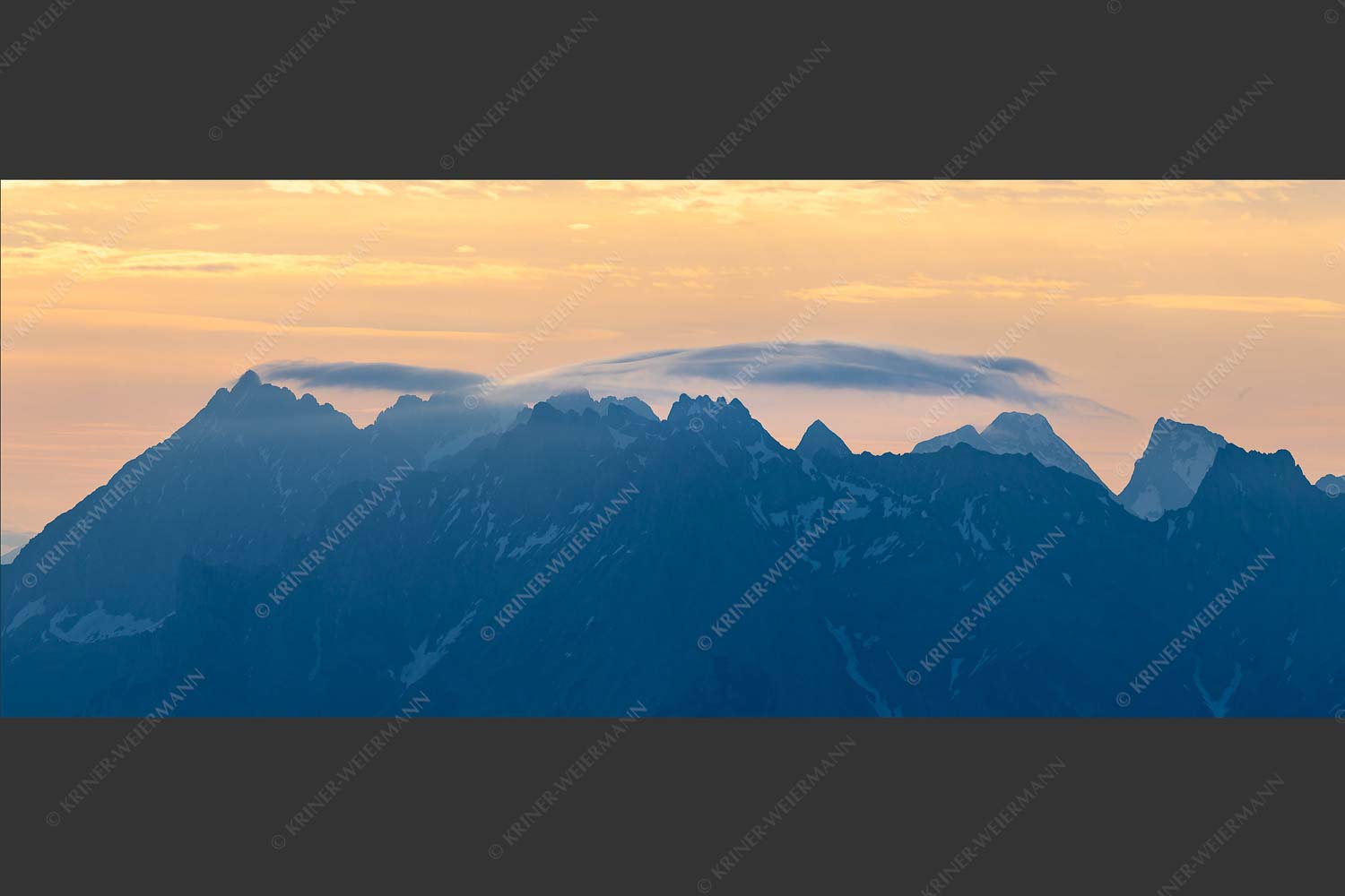 Blick auf die westlichen Karwendelgipfel bei Sonnenaufgang - Bekannte Karwendelspitzen 2,5:1  -- Karwendelgebirge - mehr Infos bei www.Kriner-Weiermann.de