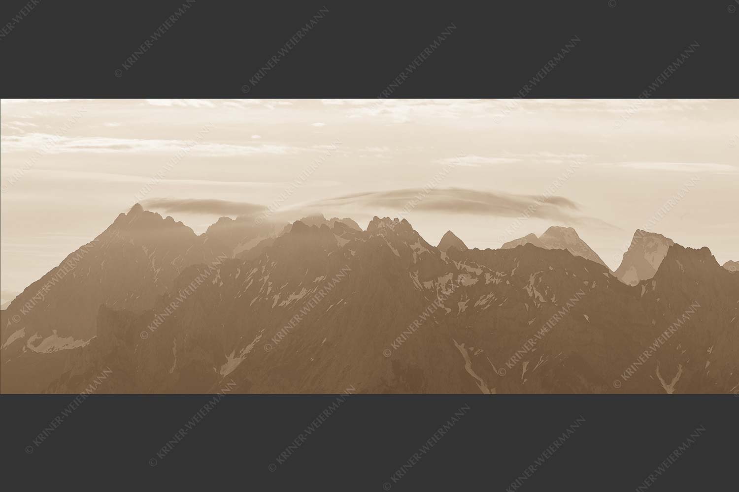 Blick auf die westlichen Karwendelgipfel bei Sonnenaufgang - Bekannte Karwendelspitzen 2,5:1 sepia -- Karwendelgebirge - mehr Infos bei www.Kriner-Weiermann.de