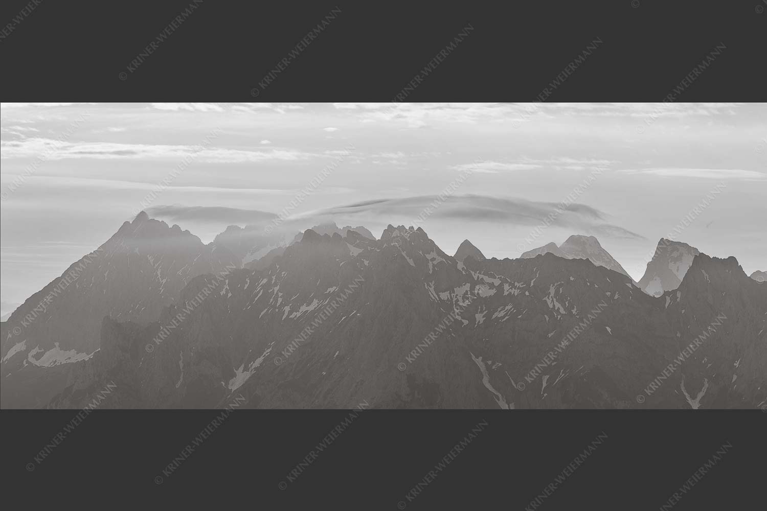 Blick auf die westlichen Karwendelgipfel bei Sonnenaufgang - Bekannte Karwendelspitzen 2,5:1 sw -- Karwendelgebirge - mehr Infos bei www.Kriner-Weiermann.de