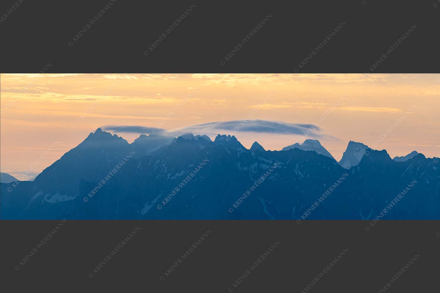Blick auf die westlichen Karwendelgipfel bei Sonnenaufgang - Bekannte Karwendelspitzen 3:1  -- Karwendelgebirge - mehr Infos bei www.Kriner-Weiermann.de