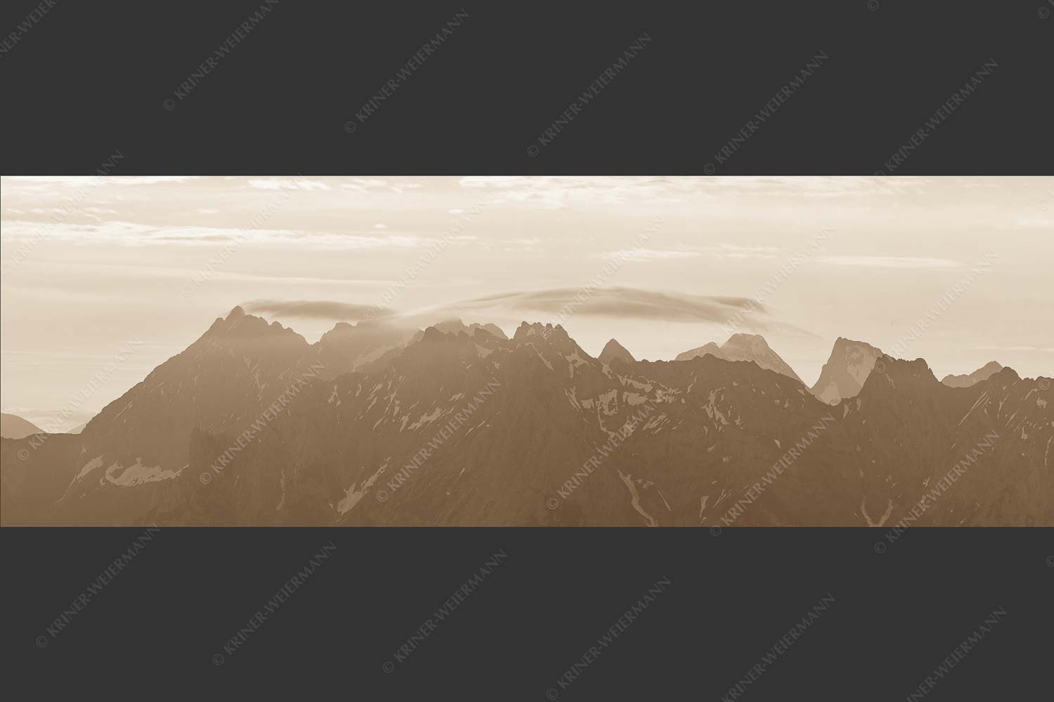 Blick auf die westlichen Karwendelgipfel bei Sonnenaufgang - Bekannte Karwendelspitzen 3:1 sepia -- Karwendelgebirge - mehr Infos bei www.Kriner-Weiermann.de