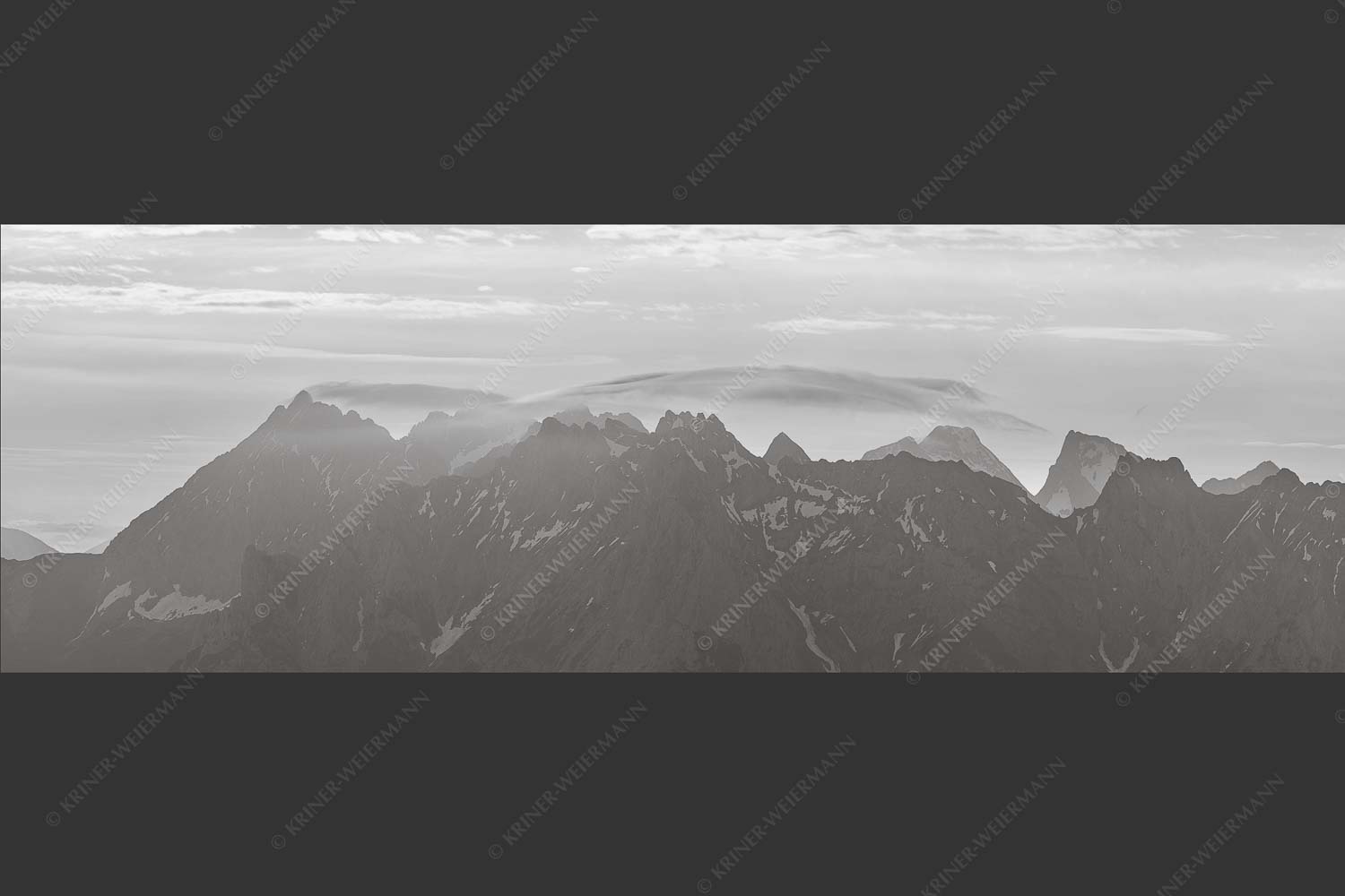 Blick auf die westlichen Karwendelgipfel bei Sonnenaufgang - Bekannte Karwendelspitzen 3:1 sw -- Karwendelgebirge - mehr Infos bei www.Kriner-Weiermann.de