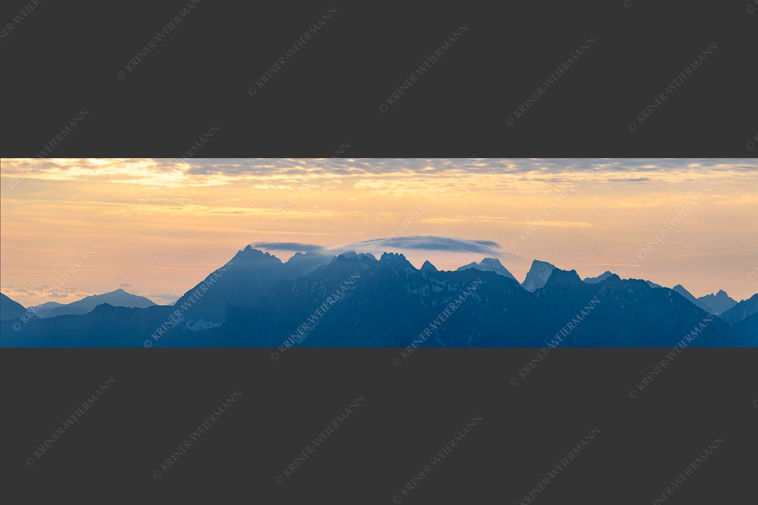 Blick auf die westlichen Karwendelgipfel bei Sonnenaufgang - Bekannte Karwendelspitzen 4:1  -- Karwendelgebirge - mehr Infos bei www.Kriner-Weiermann.de