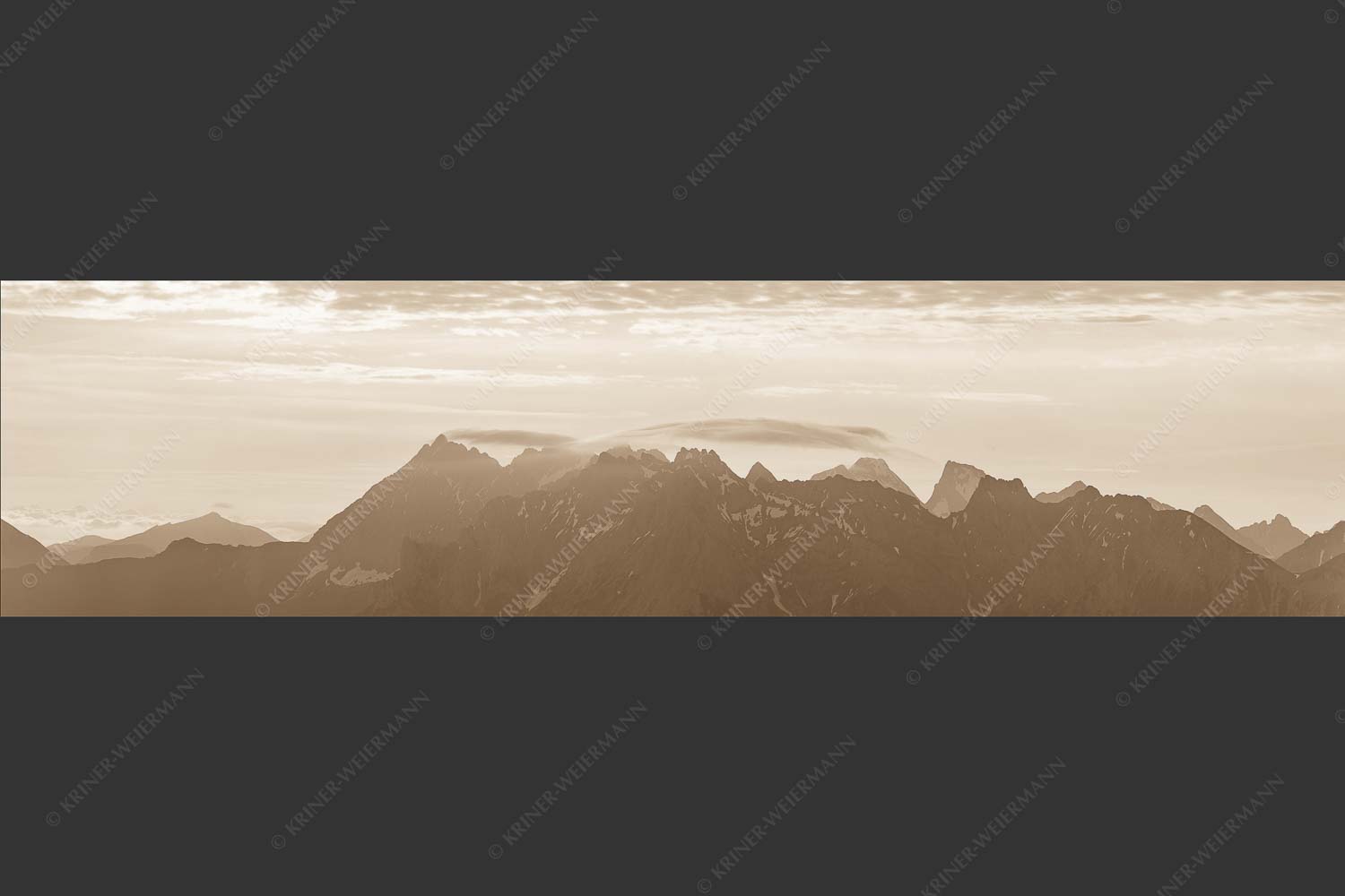 Blick auf die westlichen Karwendelgipfel bei Sonnenaufgang - Bekannte Karwendelspitzen 4:1 sepia -- Karwendelgebirge - mehr Infos bei www.Kriner-Weiermann.de