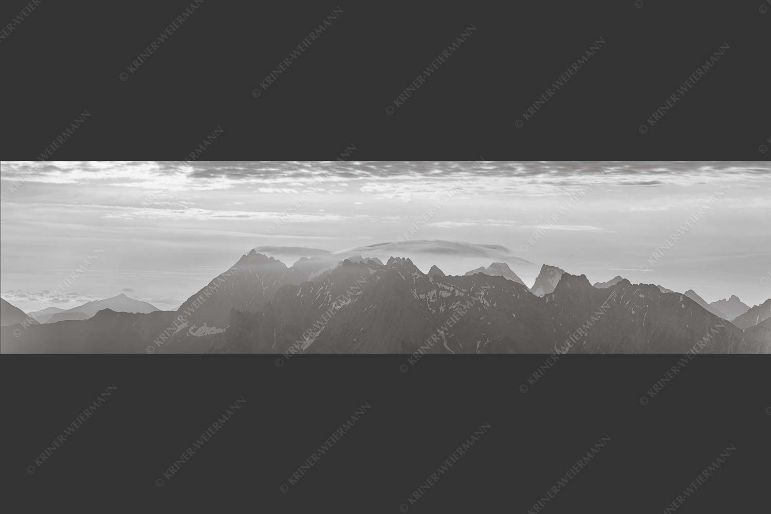 Blick auf die westlichen Karwendelgipfel bei Sonnenaufgang - Bekannte Karwendelspitzen 4:1 sw -- Karwendelgebirge - mehr Infos bei www.Kriner-Weiermann.de