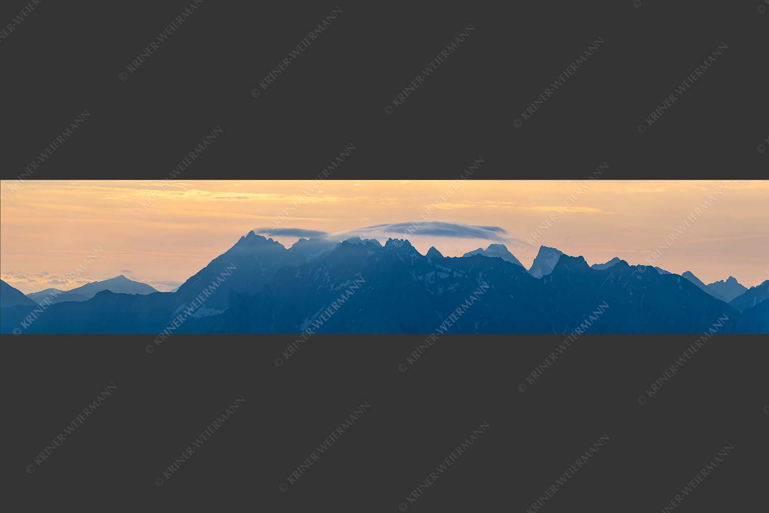 Blick auf die westlichen Karwendelgipfel bei Sonnenaufgang - Bekannte Karwendelspitzen 5:1  -- Karwendelgebirge - mehr Infos bei www.Kriner-Weiermann.de