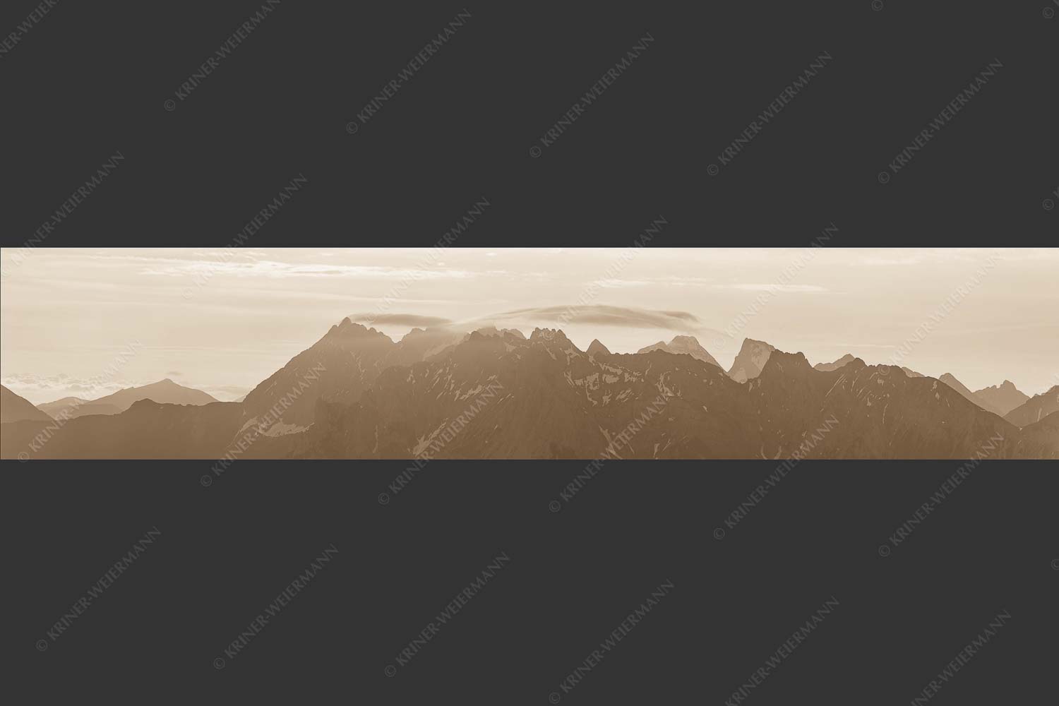 Blick auf die westlichen Karwendelgipfel bei Sonnenaufgang - Bekannte Karwendelspitzen 5:1 sepia -- Karwendelgebirge - mehr Infos bei www.Kriner-Weiermann.de