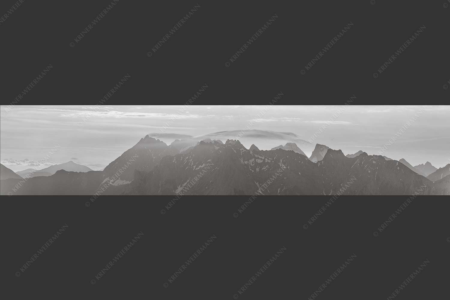 Blick auf die westlichen Karwendelgipfel bei Sonnenaufgang - Bekannte Karwendelspitzen 5:1 sw -- Karwendelgebirge - mehr Infos bei www.Kriner-Weiermann.de