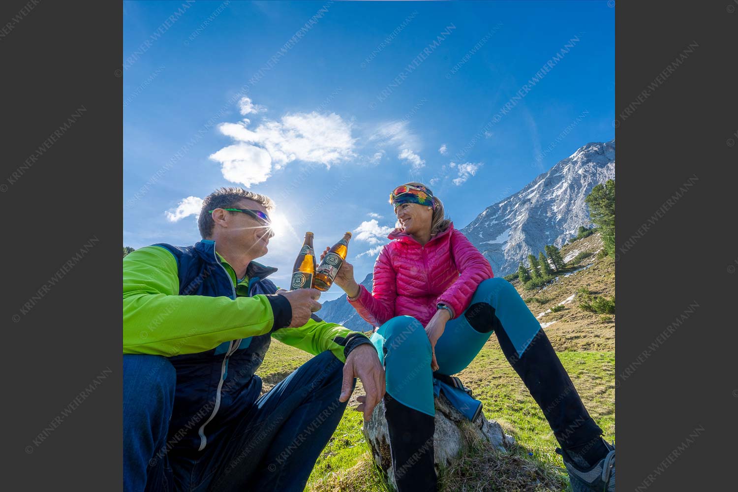 Mann und Frau trinken Bier bei einer Rast - Bierpause II 1:1  -- Rast im Wettersteingebirge - mehr Infos bei www.Kriner-Weiermann.de