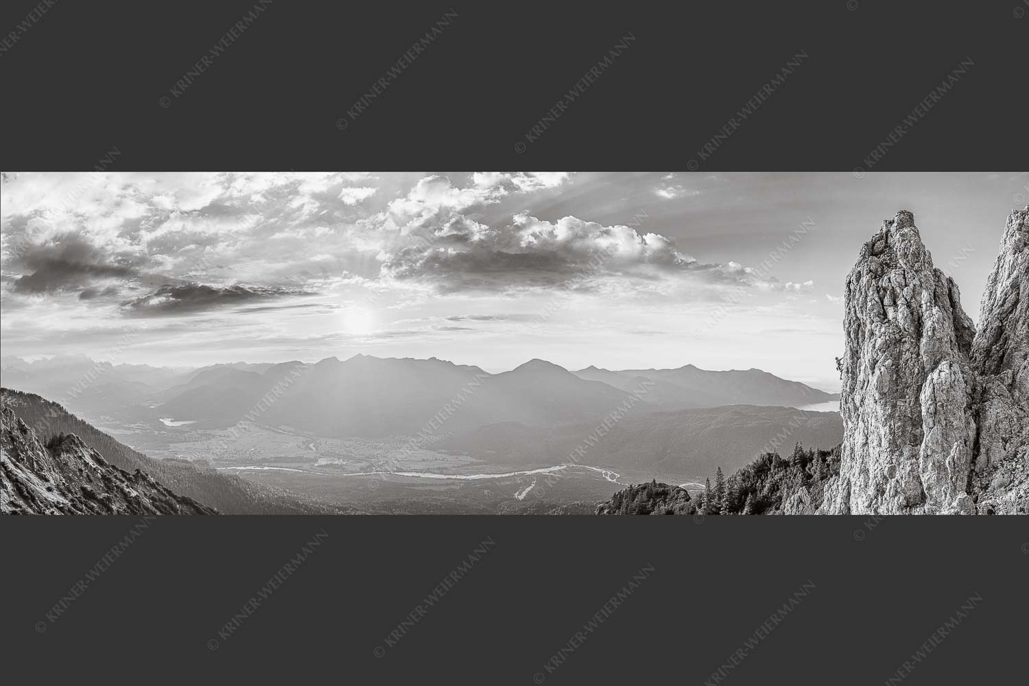 Klettern im Soiern mit Walchensee im Hintergrund - Bliasch II 3:1 sw -- Klettern im Karwendel - mehr Infos bei www.Kriner-Weiermann.de