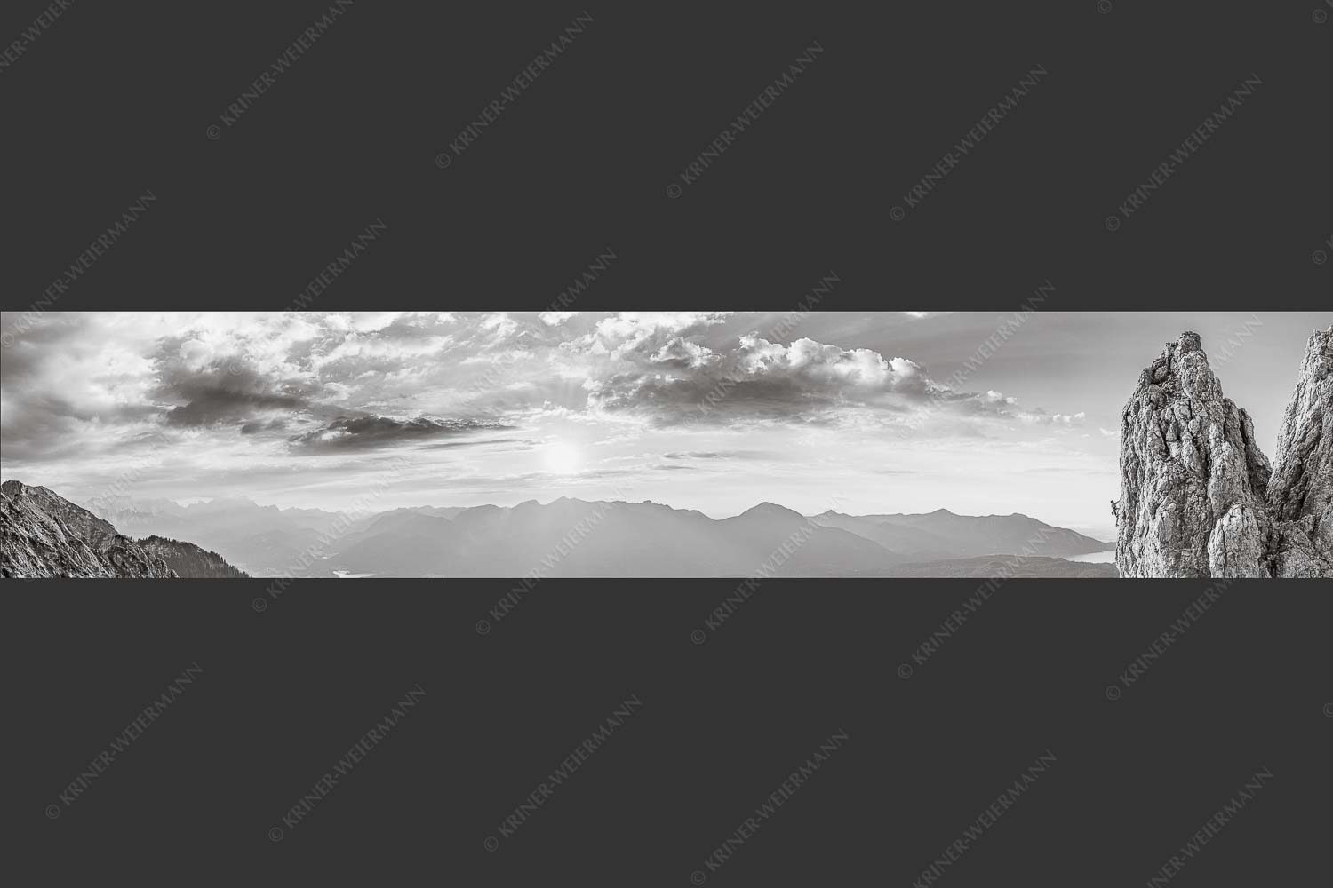 Klettern im Soiern mit Walchensee im Hintergrund - Bliasch II 5:1 sw -- Klettern im Karwendel - mehr Infos bei www.Kriner-Weiermann.de