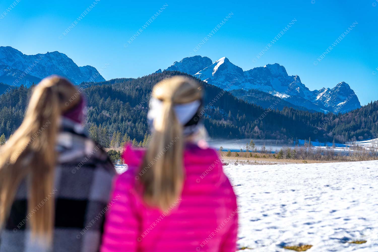 Frauen schauen in die Berge im Winter - Blick in die Berge 3:2  -- Wandern am Barmsee - mehr Infos bei www.Kriner-Weiermann.de