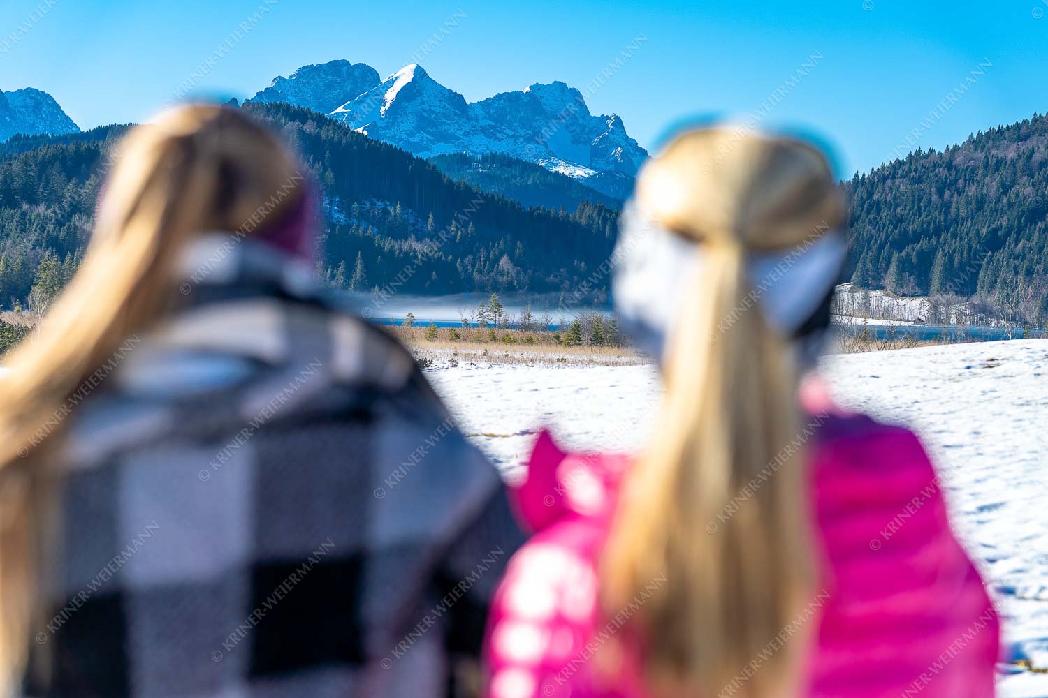 Frauen schauen in die Berge im Winter - Blick in die Berge2 3:2  -- Wandern am Barmsee - mehr Infos bei www.Kriner-Weiermann.de