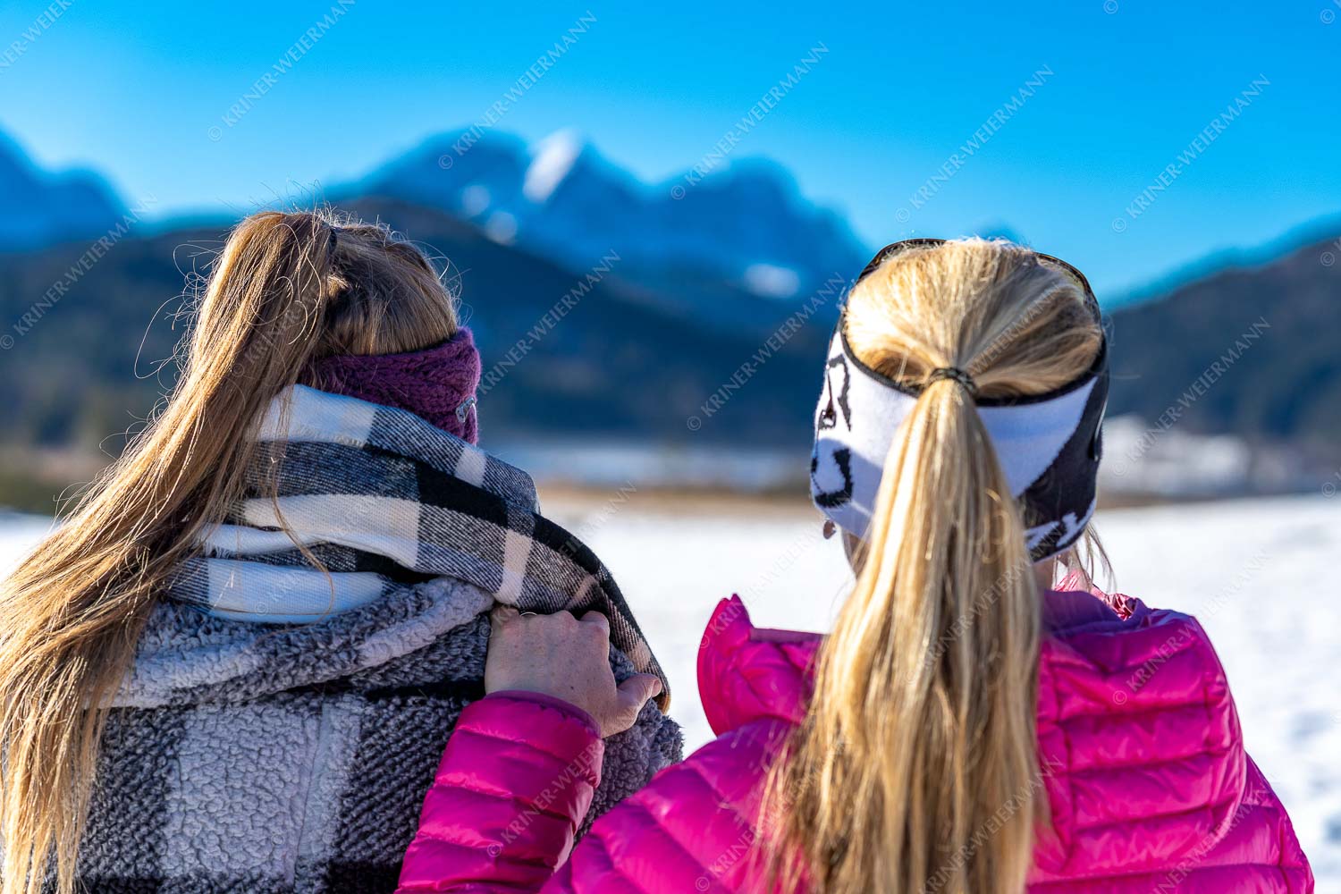 Frauen schauen in die Berge im Winter - Blick in die Berge3 3:2  -- Wandern am Barmsee - mehr Infos bei www.Kriner-Weiermann.de