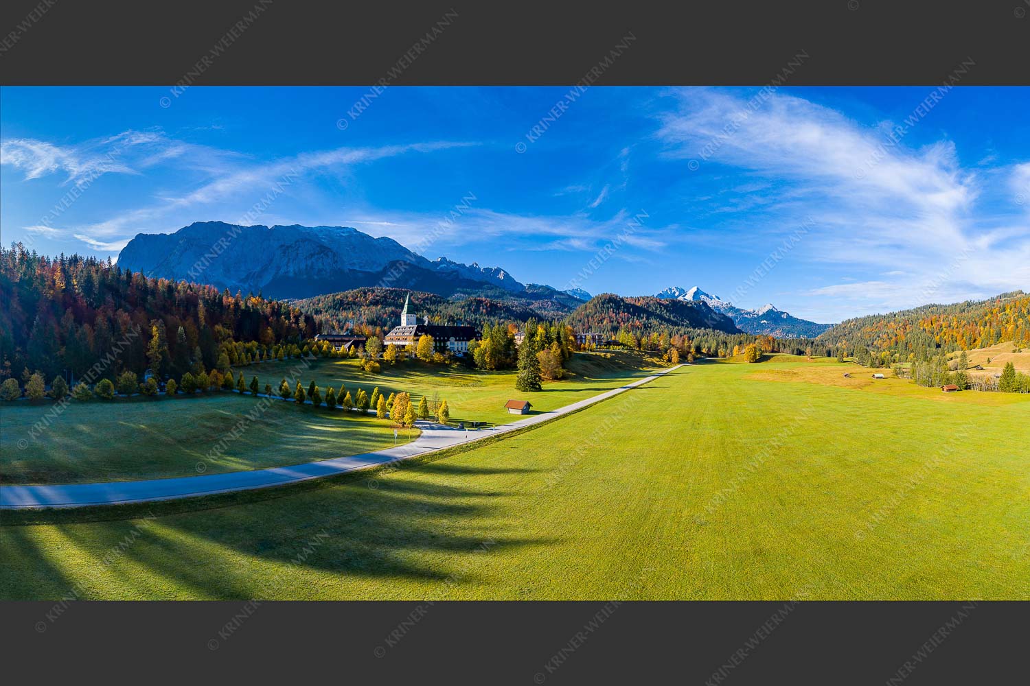 Blick über Schloss Elmau zum Wetterstein - Blick über Schloss Elmau 2:1  -- Elmauertal - mehr Infos bei www.Kriner-Weiermann.de