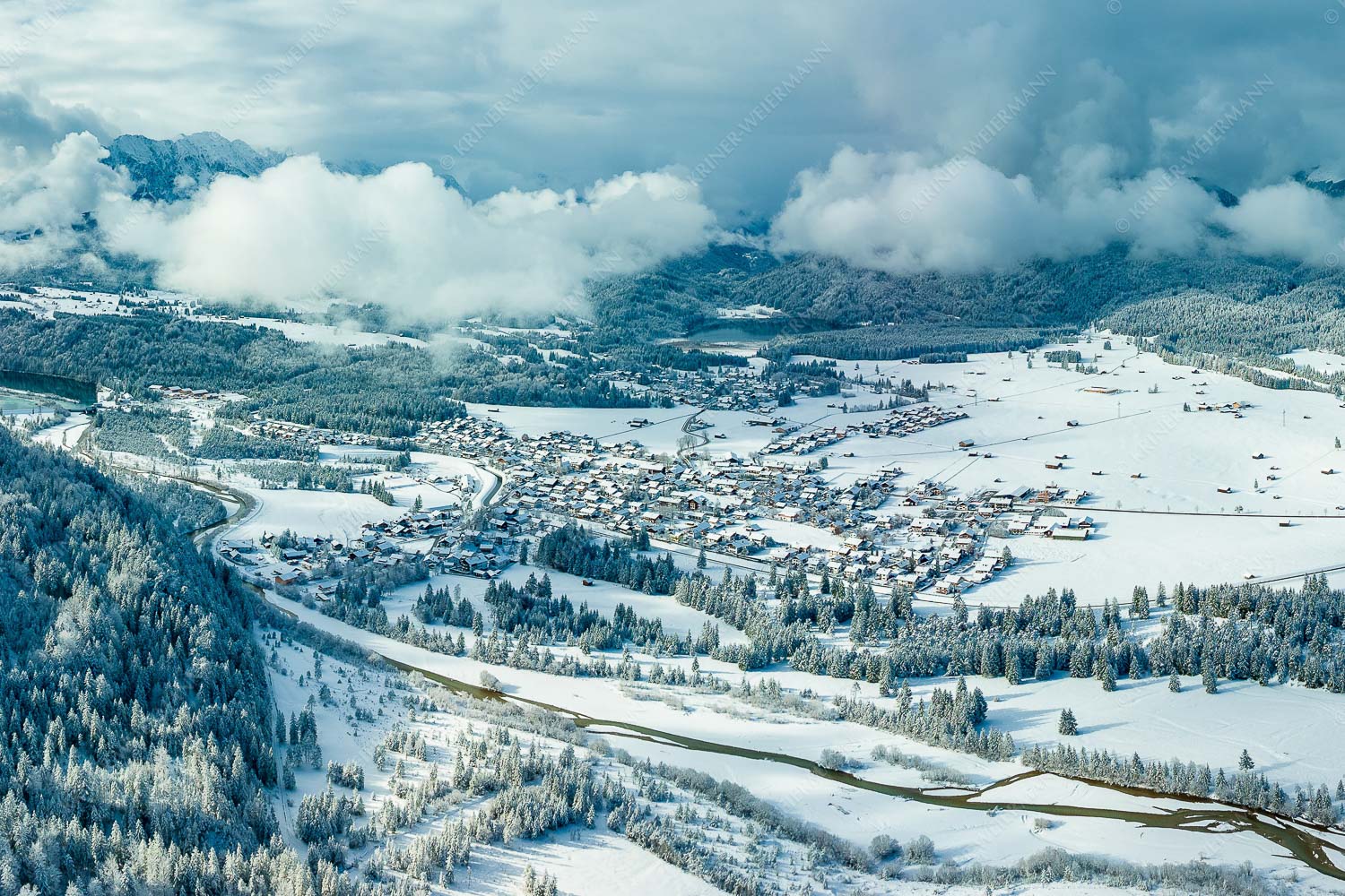 Blick über Isar und Krün zum Barmsee - Blick über winterliches Krün 3:2  -- Krün im Schnee - mehr Infos bei www.Kriner-Weiermann.de