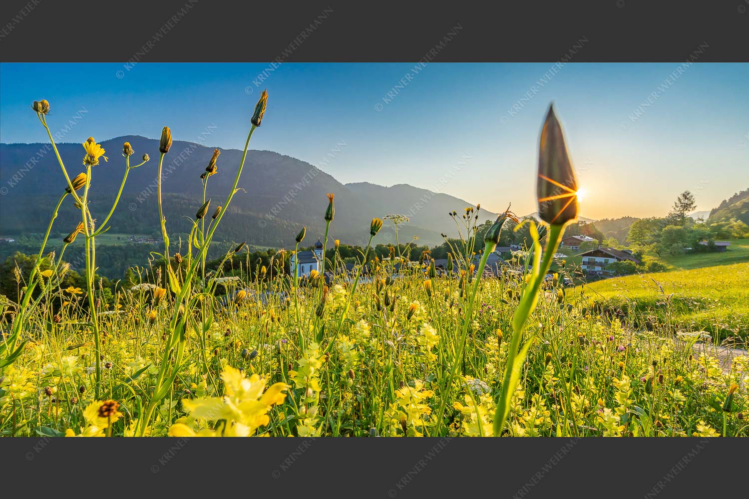 Blick über Wamberg in den Sonnenaufgang - Blumenwiese Wamberg II 2:1  -- Kirche in Wamberg - mehr Infos bei www.Kriner-Weiermann.de