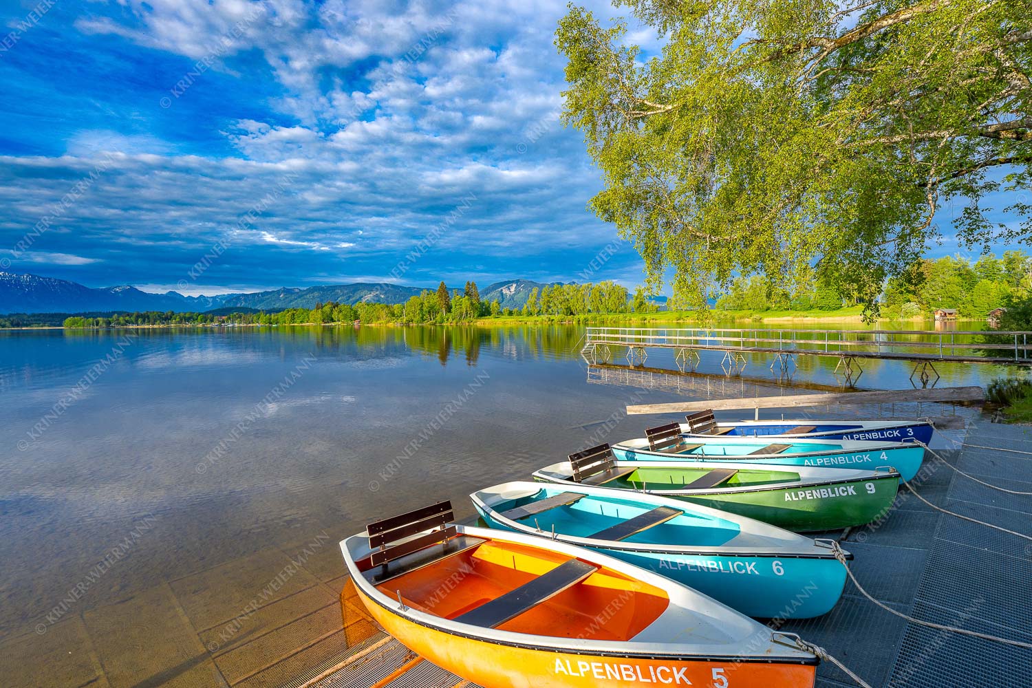 Staffelsee mit Blick ins Estergebirge und in die Ammergauer Alpen - Boote am Staffelsee 3:2  -- Alpenblick - mehr Infos bei www.Kriner-Weiermann.de