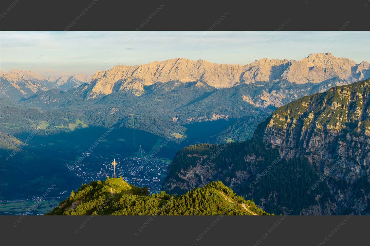 Blick über Brünstlkopf nach Garmisch-Partenkirchen und Wettersteingebirge - Brünstel über GAP 2:1  -- Brünstlkopf Garmisch-Partenkirchen - mehr Infos bei www.Kriner-Weiermann.de