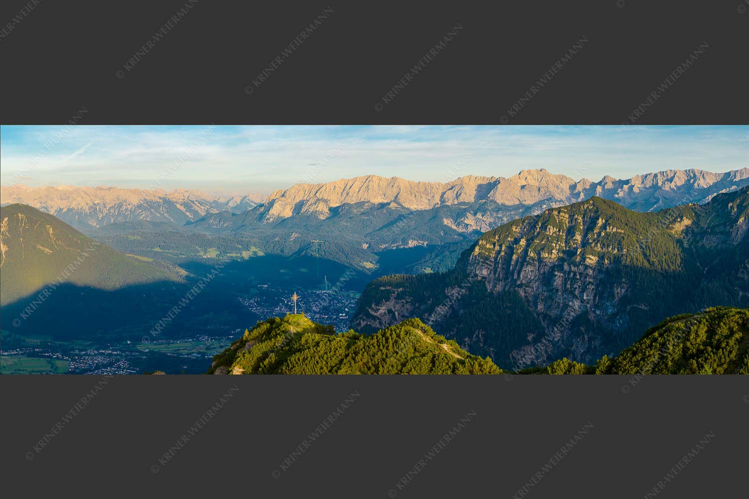 Blick über Brünstlkopf nach Garmisch-Partenkirchen und Wettersteingebirge - Brünstel über GAP 3:1  -- Brünstlkopf Garmisch-Partenkirchen - mehr Infos bei www.Kriner-Weiermann.de