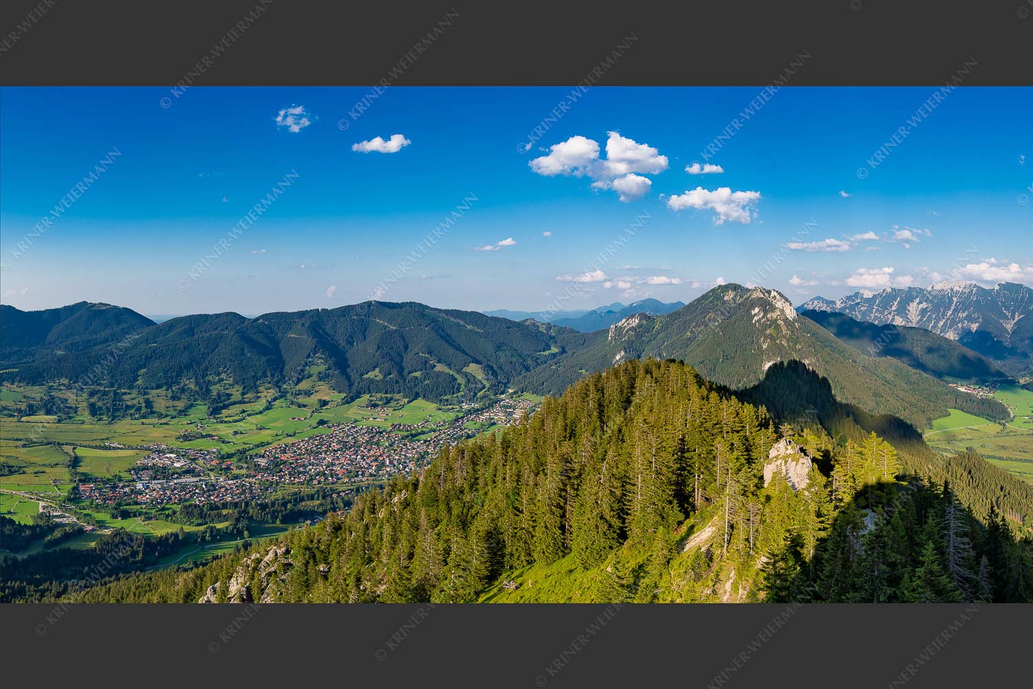 Blick auf Oberammergau, den Laber und Ettal - Brunnberg 2:1  -- Oberammergau - mehr Infos bei www.Kriner-Weiermann.de