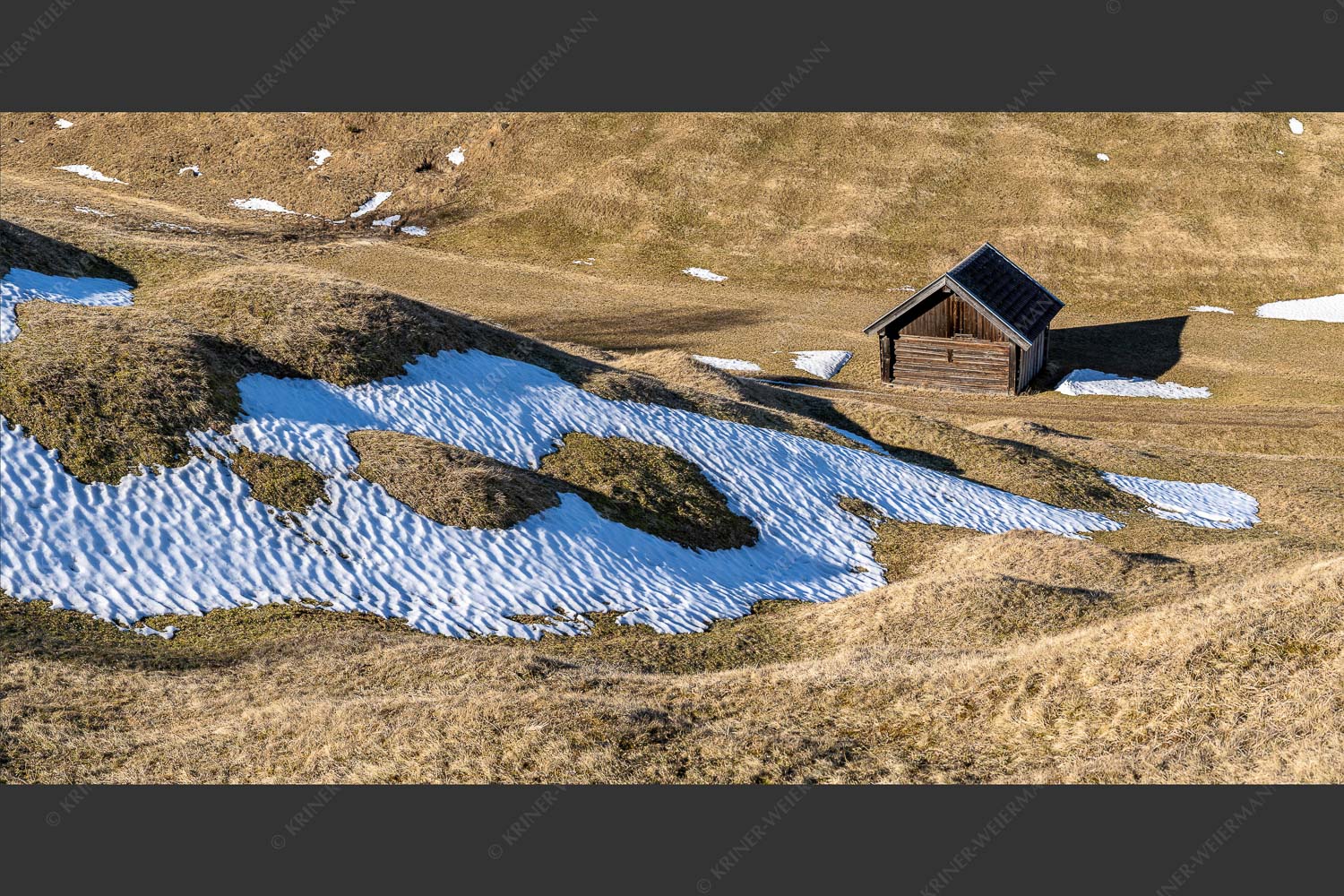 Letzte Schneereste in den Buckelwiesen - Buckelwiesenschnee 2:1  -- Stadel an Buckelwiese - mehr Infos bei www.Kriner-Weiermann.de