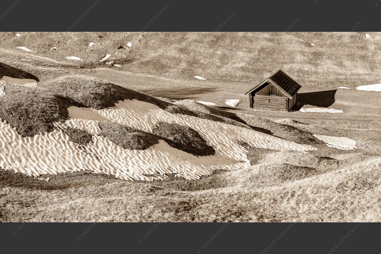 Letzte Schneereste in den Buckelwiesen - Buckelwiesenschnee 2:1 sepia -- Stadel an Buckelwiese - mehr Infos bei www.Kriner-Weiermann.de