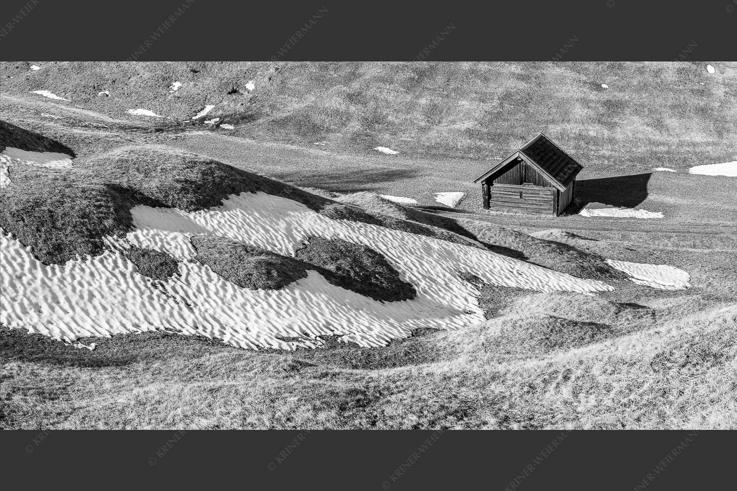 Letzte Schneereste in den Buckelwiesen - Buckelwiesenschnee 2:1 sw -- Stadel an Buckelwiese - mehr Infos bei www.Kriner-Weiermann.de