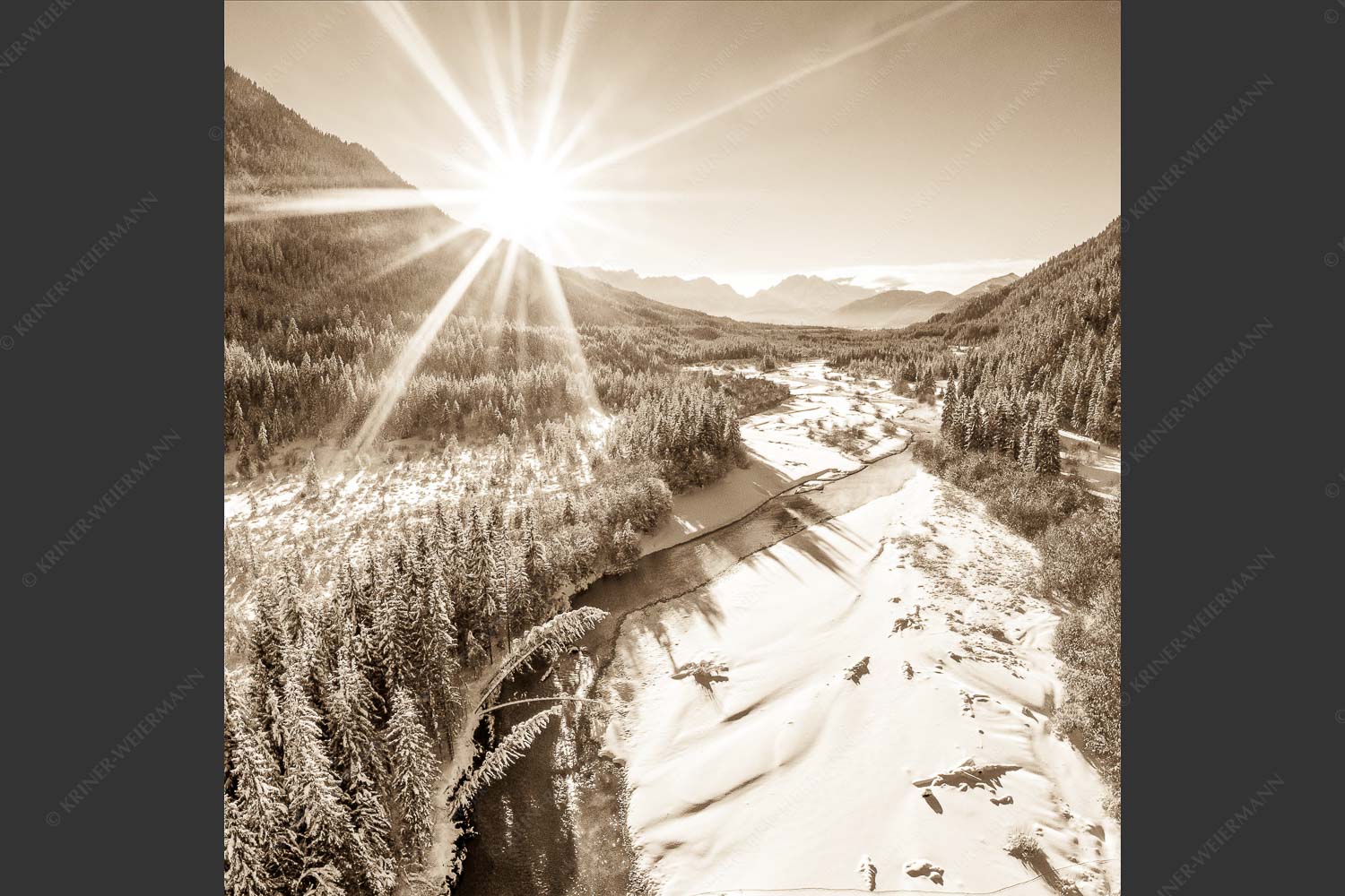 Blick über die Isar zum Wettersteingebirge - Da Isar entlang 1:1 sepia -- Winter an der Isar - mehr Infos bei www.Kriner-Weiermann.de