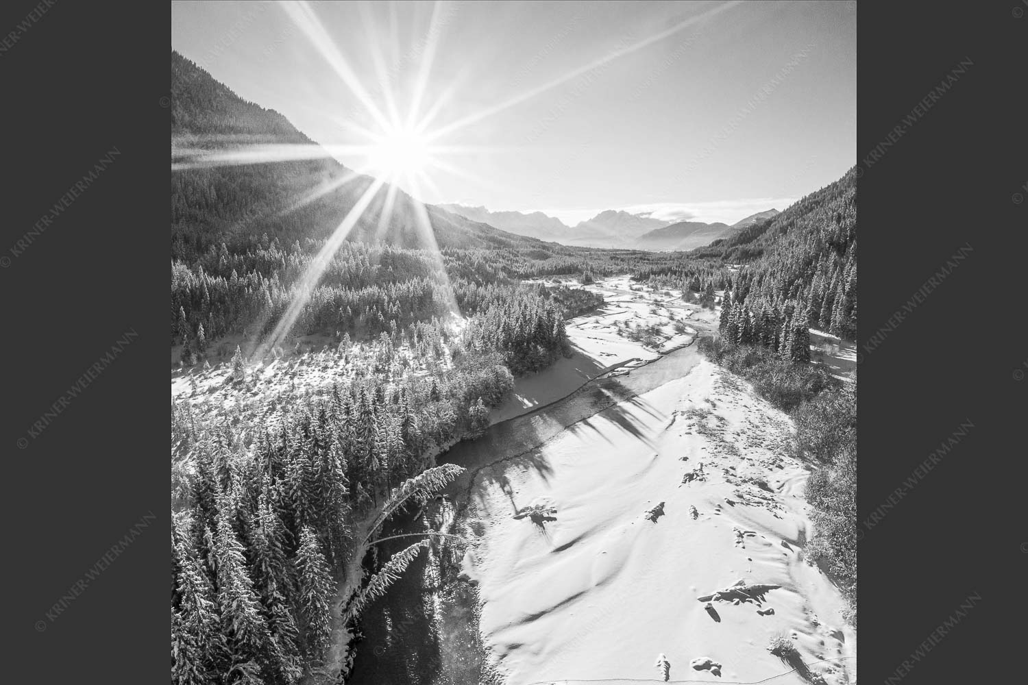 Blick über die Isar zum Wettersteingebirge - Da Isar entlang 1:1 sw -- Winter an der Isar - mehr Infos bei www.Kriner-Weiermann.de