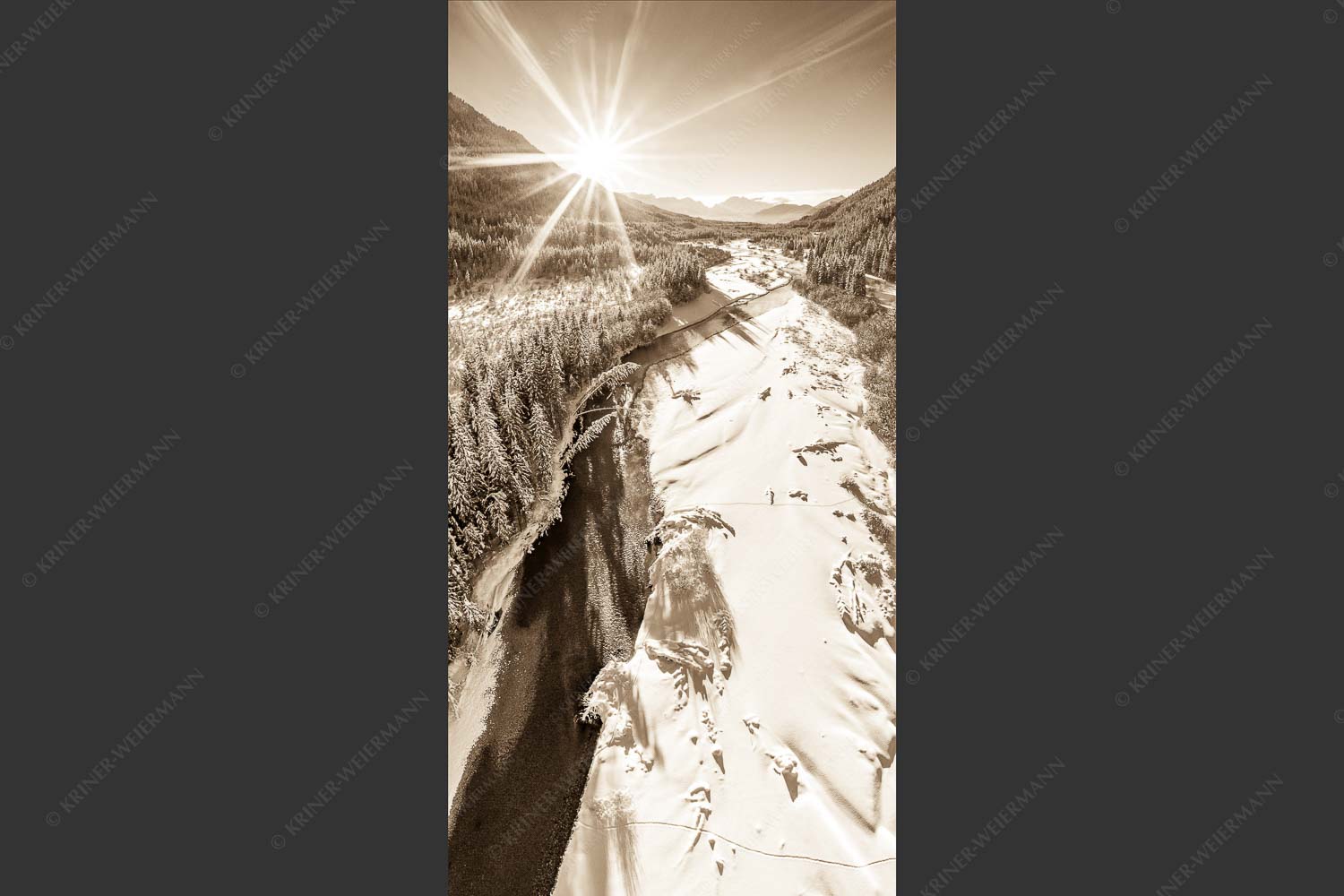 Blick über die Isar zum Wettersteingebirge - Da Isar entlang 1:2 sepia -- Winter an der Isar - mehr Infos bei www.Kriner-Weiermann.de