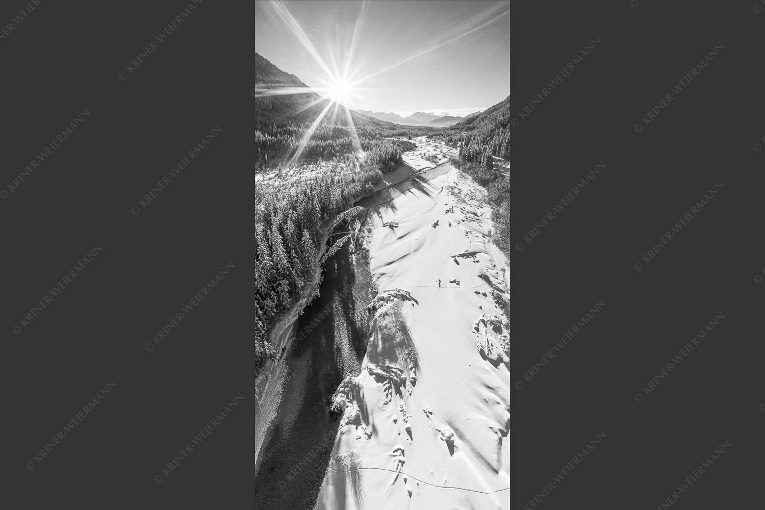 Blick über die Isar zum Wettersteingebirge - Da Isar entlang 1:2 sw -- Winter an der Isar - mehr Infos bei www.Kriner-Weiermann.de