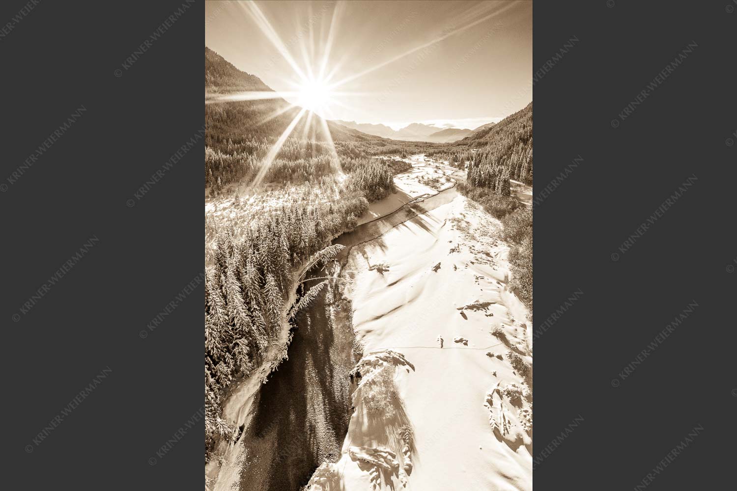 Blick über die Isar zum Wettersteingebirge - Da Isar entlang 2:3 sepia -- Winter an der Isar - mehr Infos bei www.Kriner-Weiermann.de