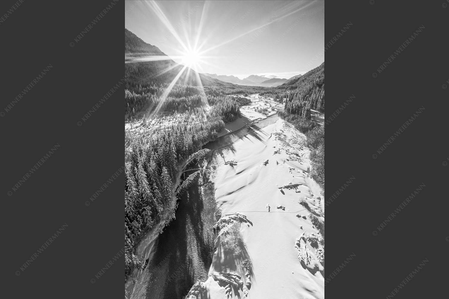 Blick über die Isar zum Wettersteingebirge - Da Isar entlang 2:3 sw -- Winter an der Isar - mehr Infos bei www.Kriner-Weiermann.de
