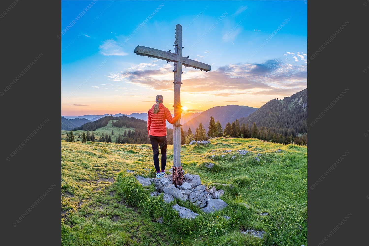 Blick von der Moosenalm in den Sonnenaufgang - Dankbarkeit 1:1  -- Feldkreuz im Karwendel - mehr Infos bei www.Kriner-Weiermann.de