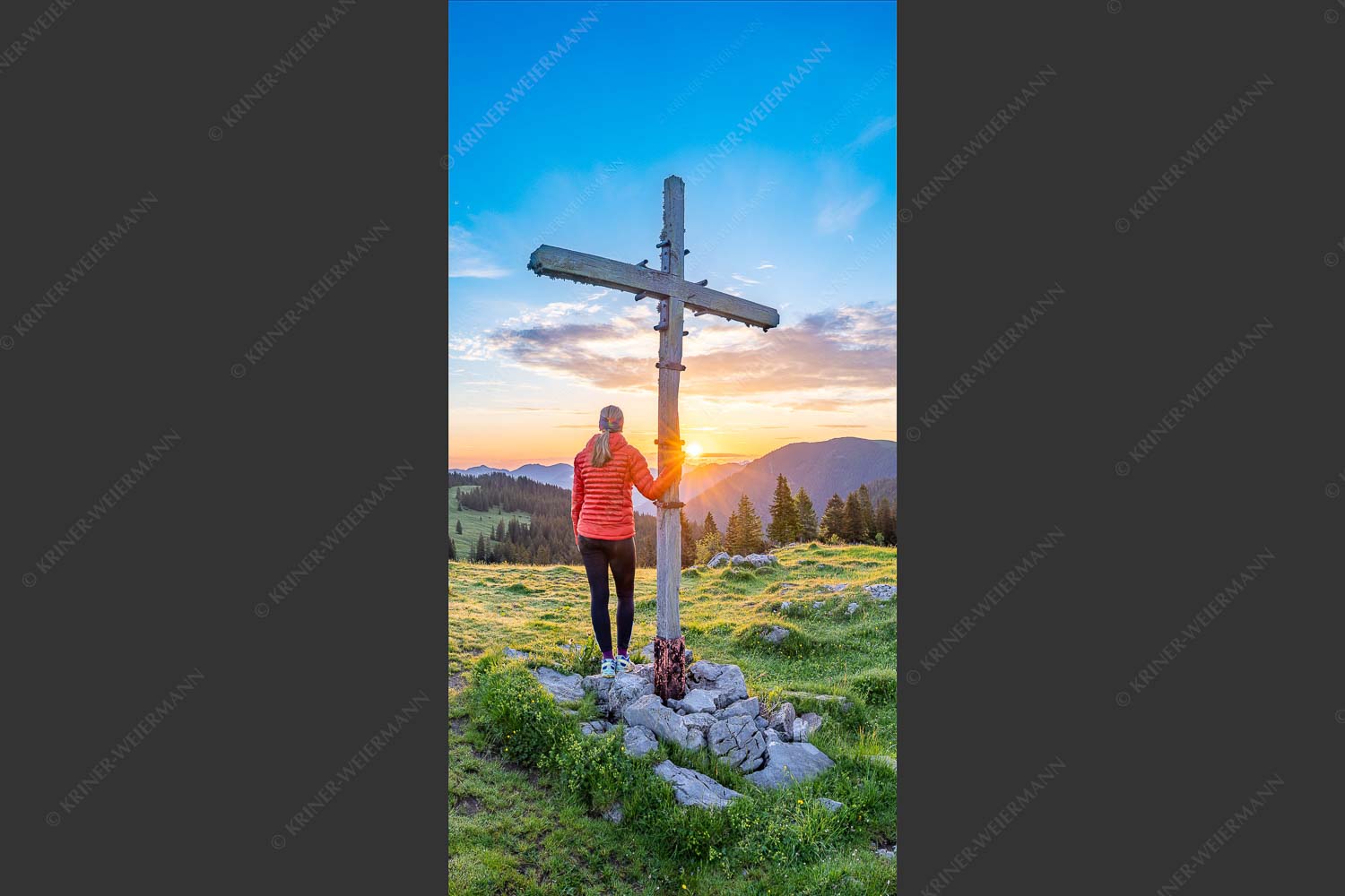 Blick von der Moosenalm in den Sonnenaufgang - Dankbarkeit 1:2  -- Feldkreuz im Karwendel - mehr Infos bei www.Kriner-Weiermann.de