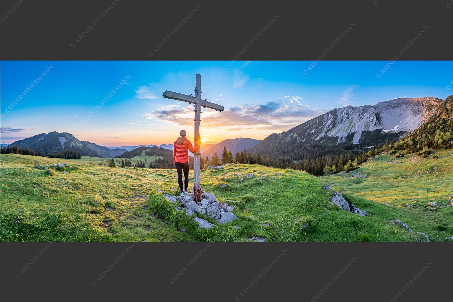 Blick von der Moosenalm in den Sonnenaufgang - Dankbarkeit 2,5:1  -- Feldkreuz im Karwendel - mehr Infos bei www.Kriner-Weiermann.de