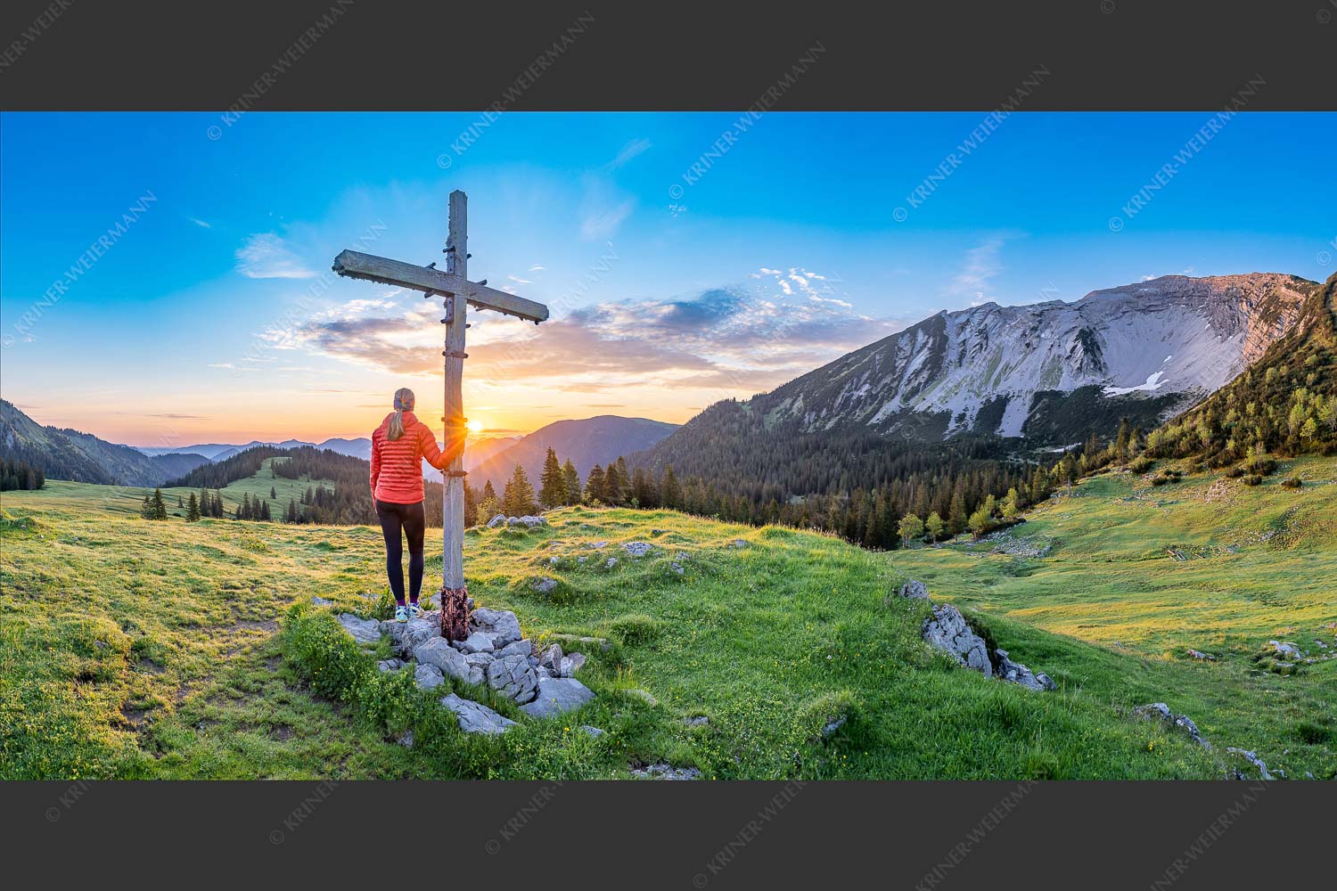 Blick von der Moosenalm in den Sonnenaufgang - Dankbarkeit 2:1  -- Feldkreuz im Karwendel - mehr Infos bei www.Kriner-Weiermann.de