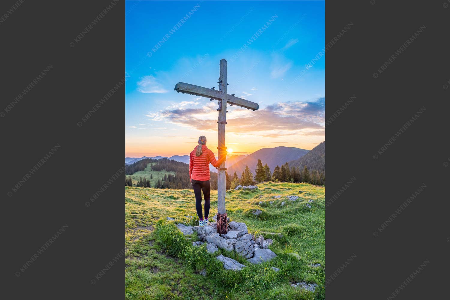 Blick von der Moosenalm in den Sonnenaufgang - Dankbarkeit 2:3  -- Feldkreuz im Karwendel - mehr Infos bei www.Kriner-Weiermann.de