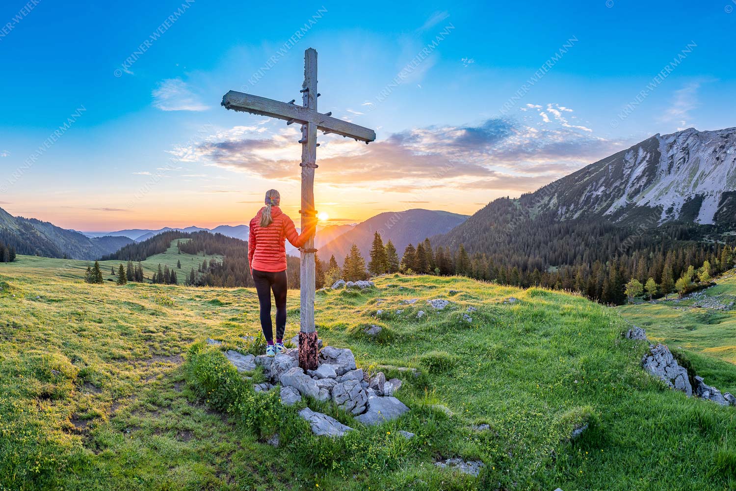 Blick von der Moosenalm in den Sonnenaufgang - Dankbarkeit 3:2  -- Feldkreuz im Karwendel - mehr Infos bei www.Kriner-Weiermann.de