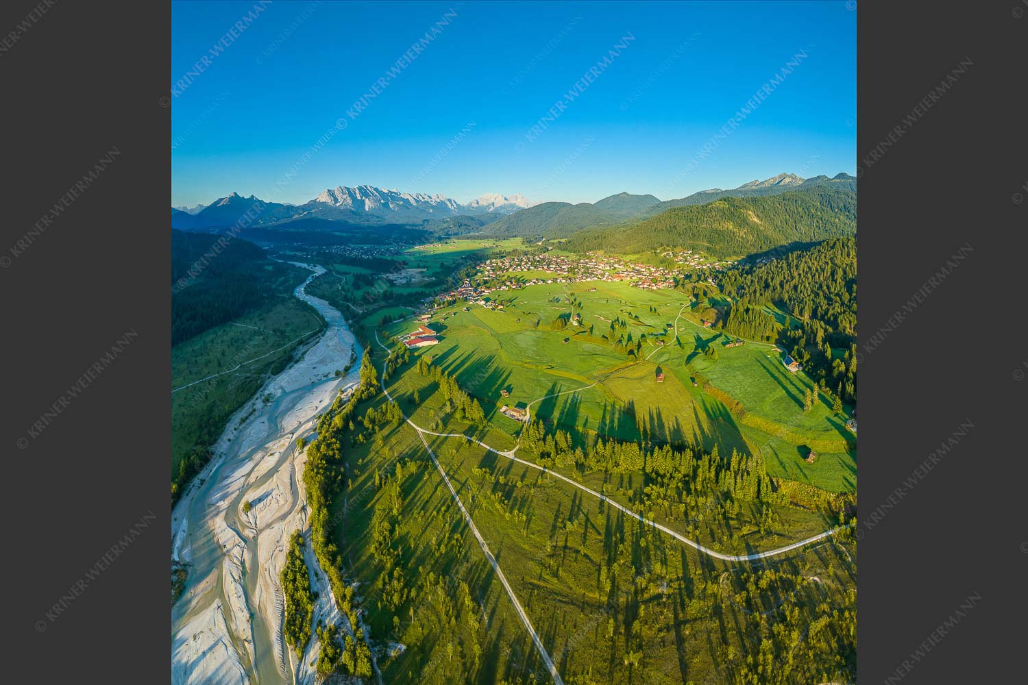 Blick über die Isar, Wallgau und Krün zum Wetterstein- und Estergebirge - Das Obere Isartal II 1:1  -- Isar bei Wallgau - mehr Infos bei www.Kriner-Weiermann.de