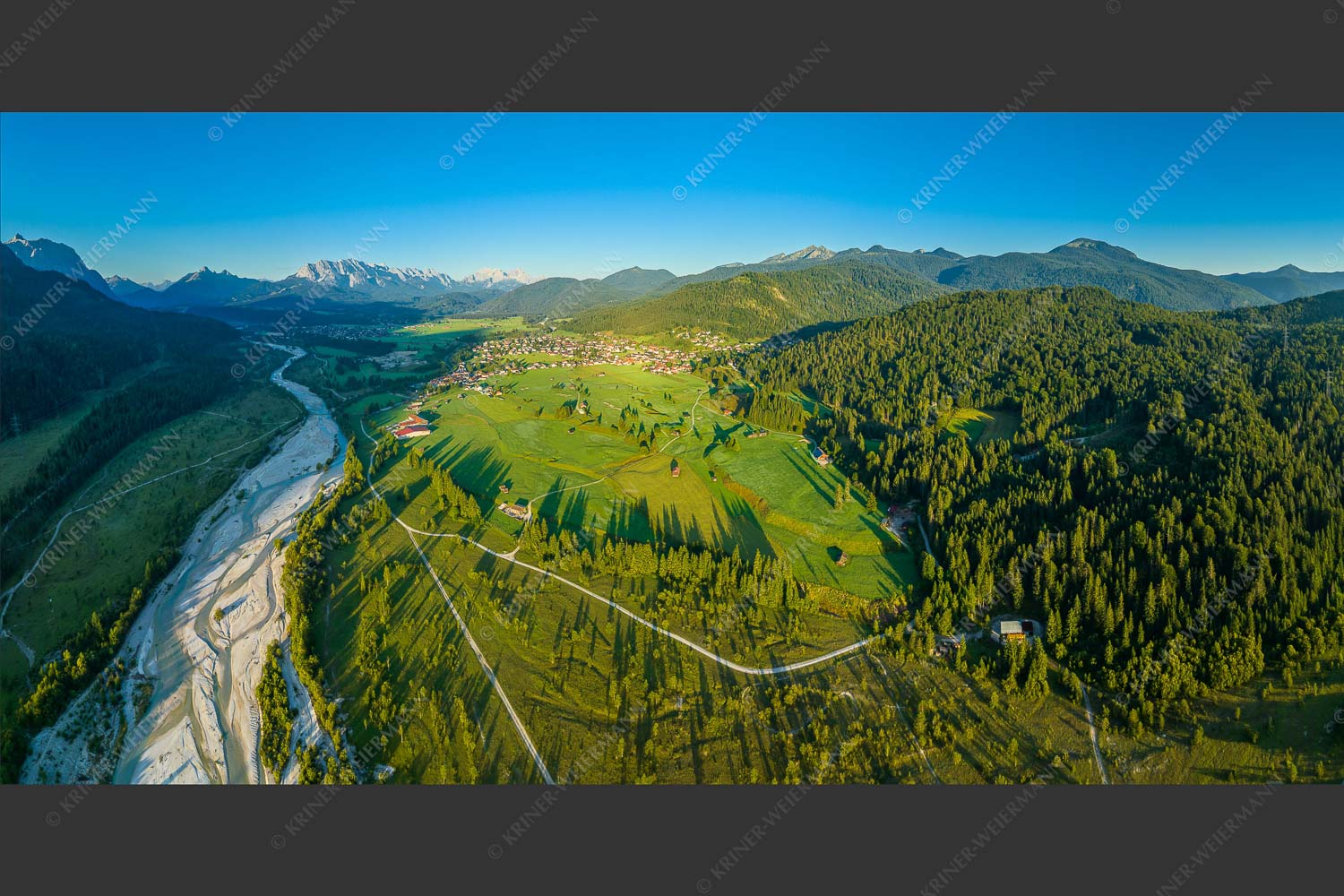 Blick über die Isar, Wallgau und Krün zum Wetterstein- und Estergebirge - Das Obere Isartal II 2:1  -- Isar bei Wallgau - mehr Infos bei www.Kriner-Weiermann.de
