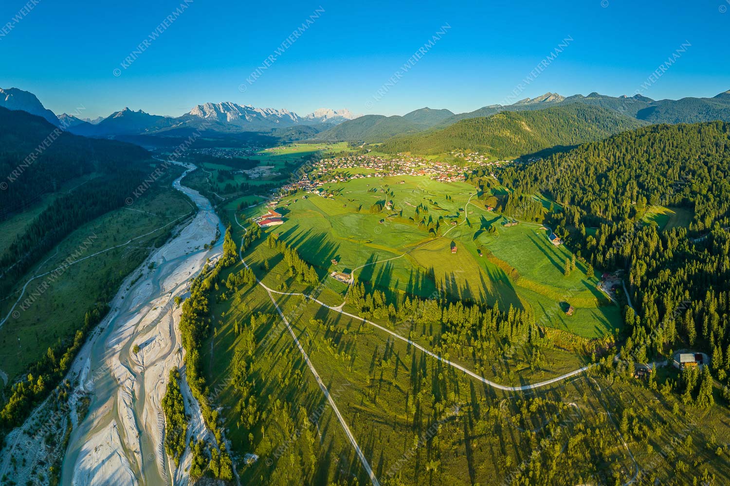 Blick über die Isar, Wallgau und Krün zum Wetterstein- und Estergebirge - Das Obere Isartal II 3:2  -- Isar bei Wallgau - mehr Infos bei www.Kriner-Weiermann.de